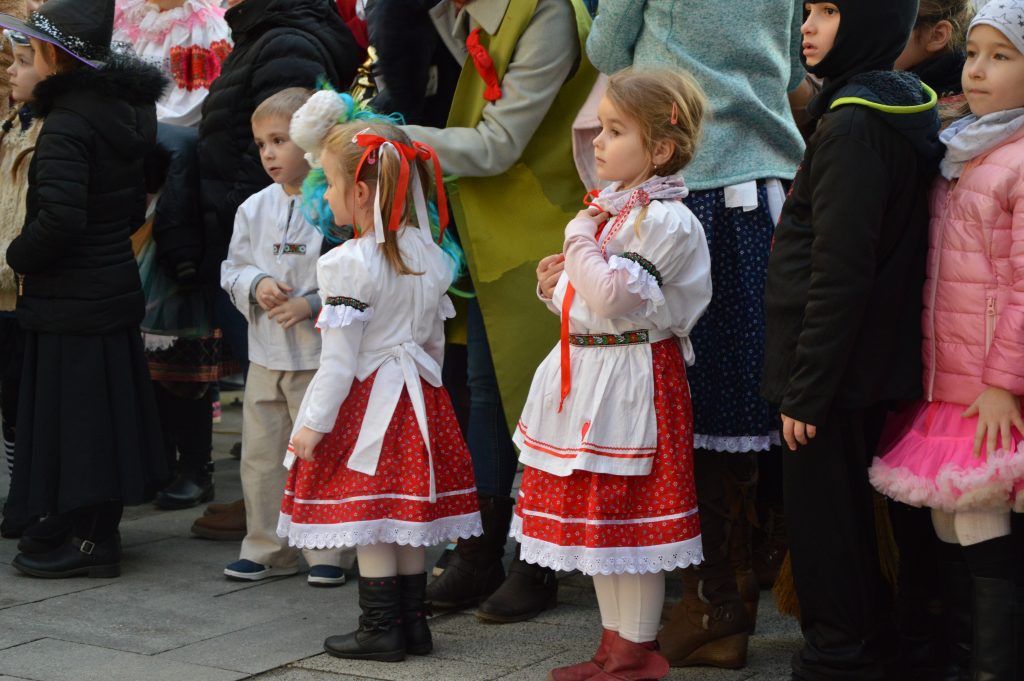 deti v ľudových krojoch