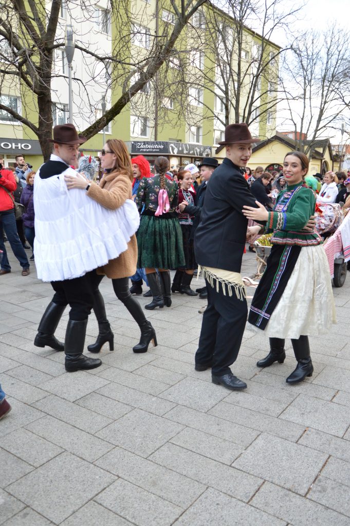 folkloristi vytancovali šaľu