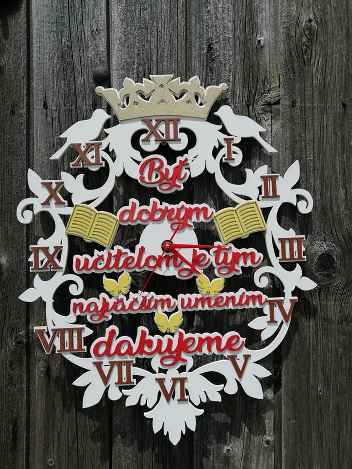 hodiny z drevotriesky
