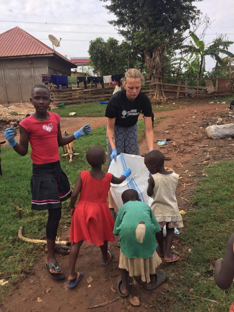 deti pomáhajú dobrovolníkom v ugande