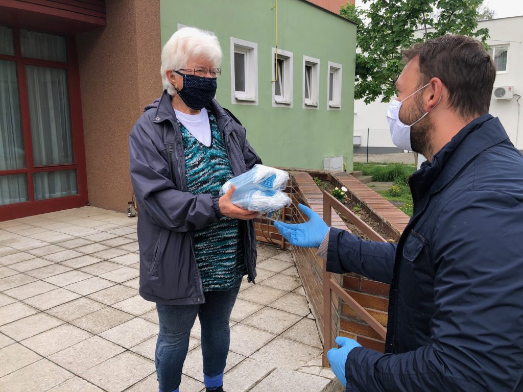 našim seinorom boli rozdané dalšie rúška