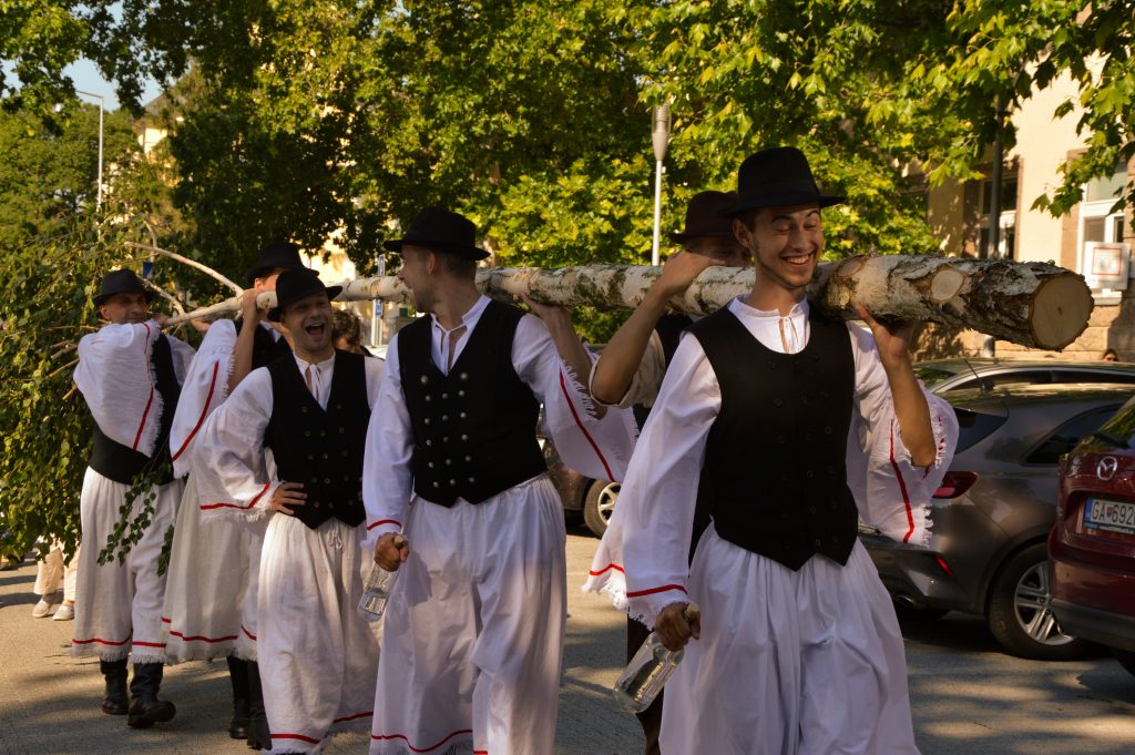 folklorny večer stavanie maja 