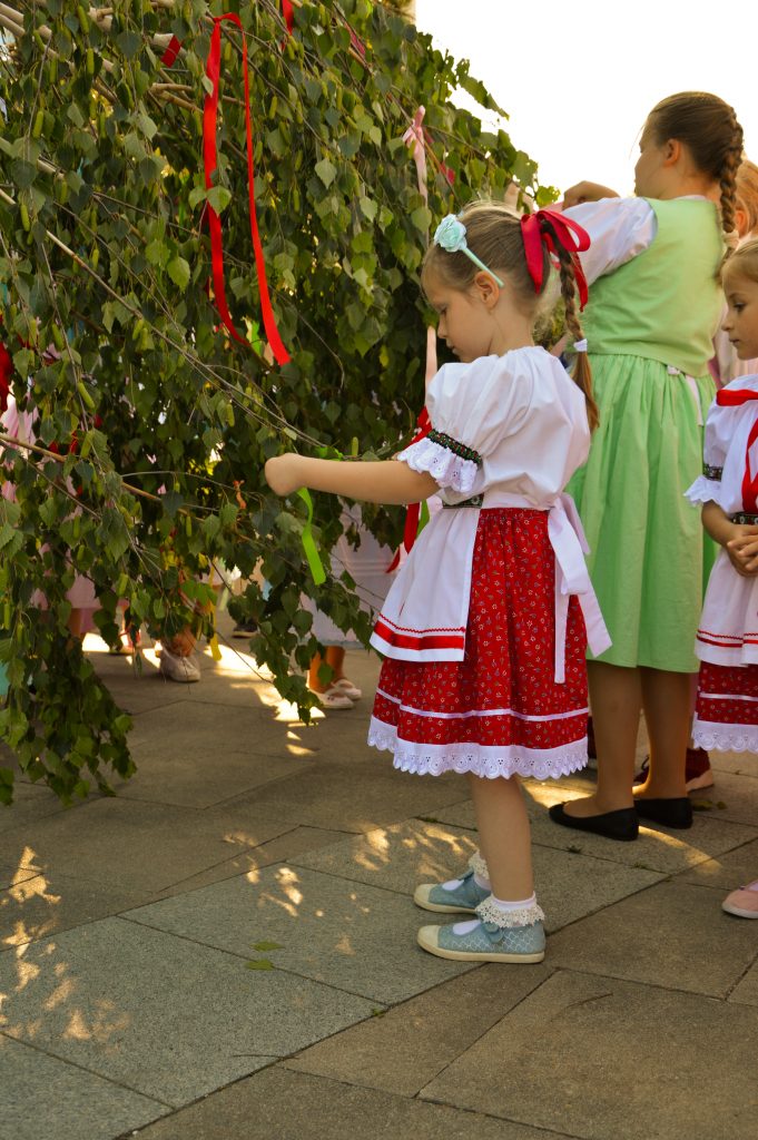 folklorny večer stavanie maja