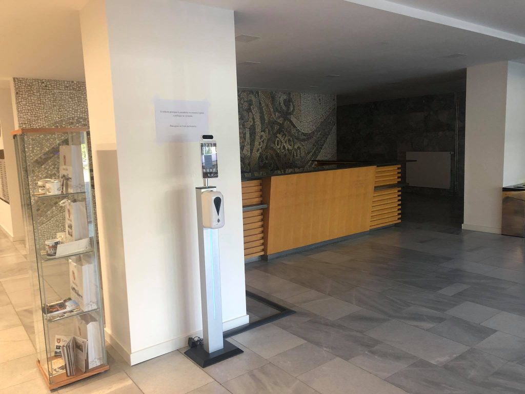 stroj na urade meria teplotu a kontroluje ruška